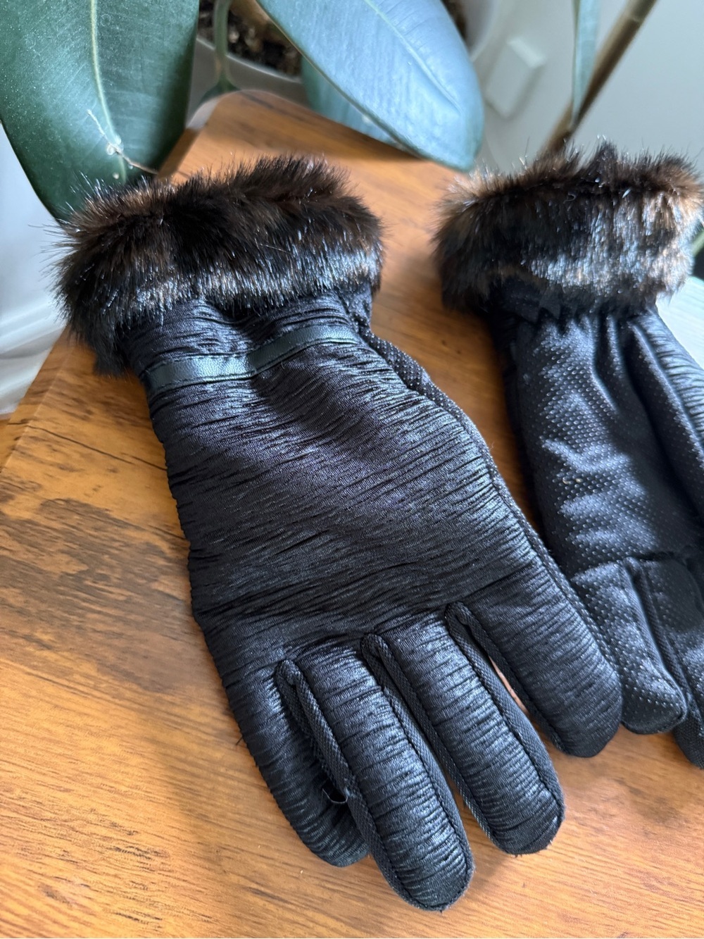 Black Faux-Fur Trim women’s Winter Gloves - Picture 2 of 8